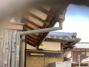 草津市にて屋根修理　雨樋の掛け替え　施工中