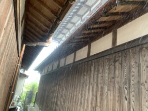 草津市にて屋根修理　雨樋の掛け替え　施工中