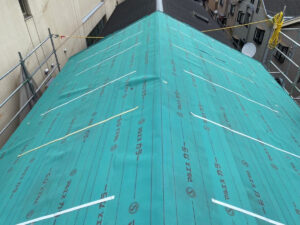 草津市にて屋根修理　スーパーガルテクトへのカバー工法　ルーフィング貼り付け