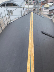 草津市にて屋根修理　スーパーガルテクトへのカバー工法　貫板の取り付け