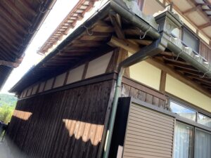 草津市にて屋根修理　施工前　雨樋の掛け替え