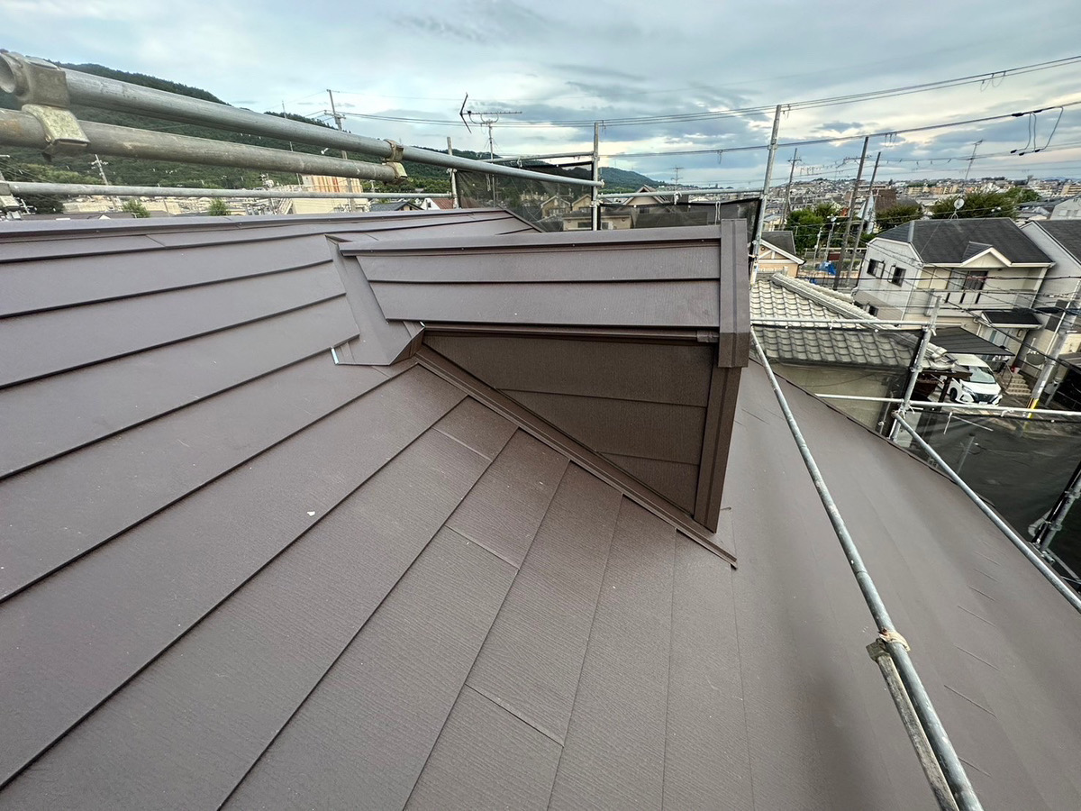 草津市にて屋根修理　スーパーガルテクトへのカバー工法