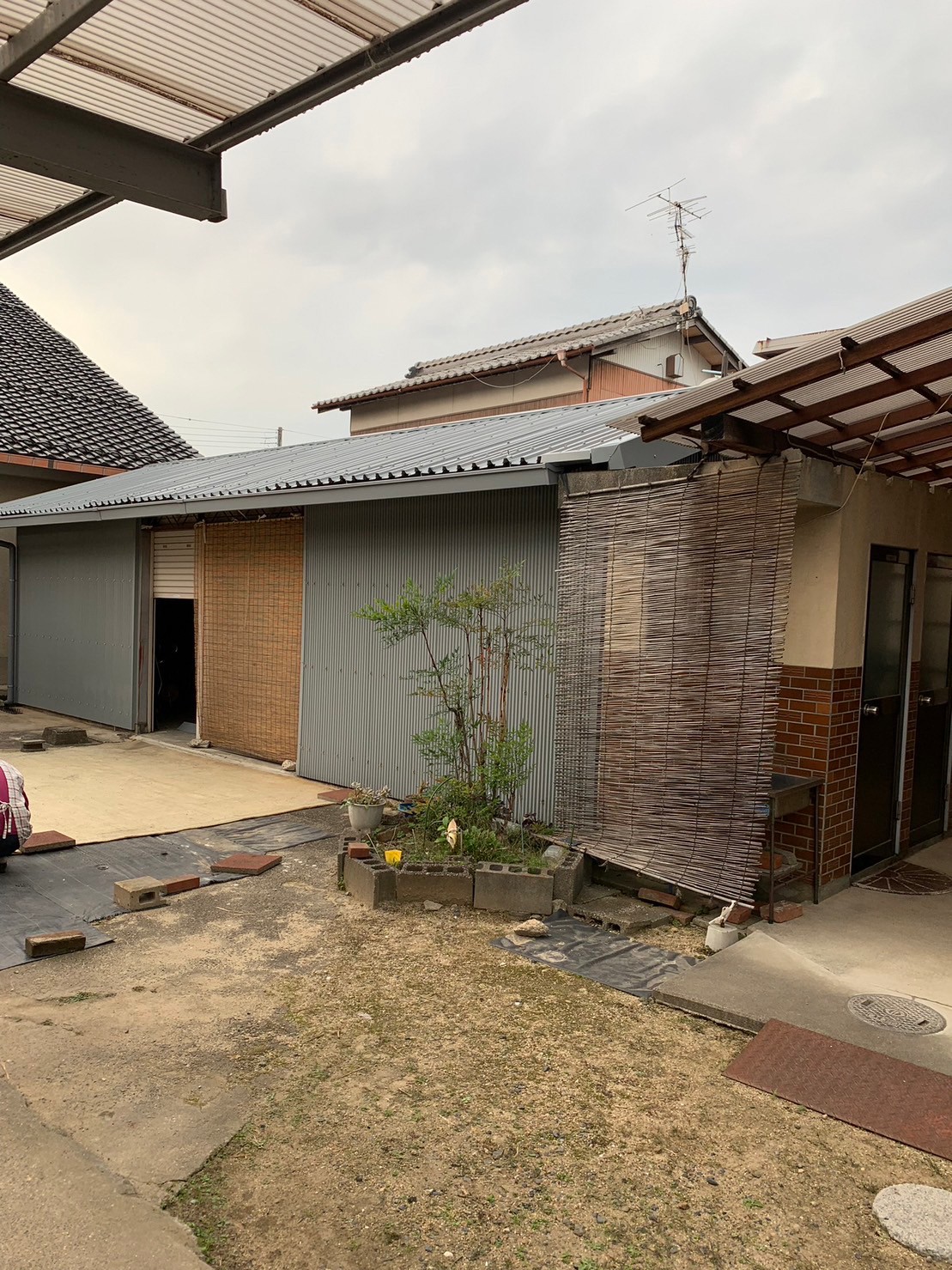 滋賀県野洲市にて屋根修理　折板屋根カバー工法　完工