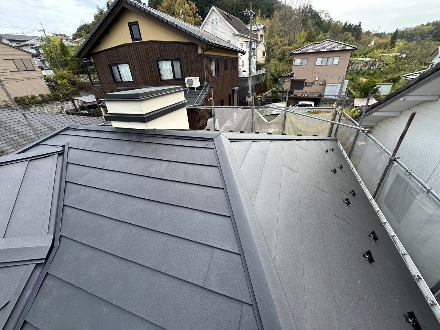 滋賀県野洲市にて屋根修理〈築25年スレート屋根からスーパーガルテクトへのカバー工法〉 施工後