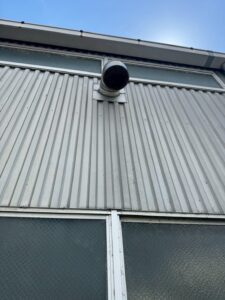 滋賀県大津市にて外壁張替え工事〈倉庫の波板外壁〉 施工前