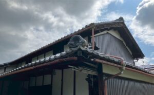 滋賀県大津市にて雨樋修理〈車の事故による雨樋の破損〉 施工前