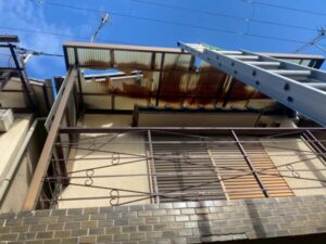 大津市にて屋根修理〈ベランダ波板ポリカの張替え工事〉 施工前