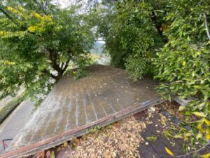 大津市にて屋根修理〈築42年スレート屋根のカバー工法〉 施工前