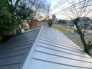 大津市にて屋根修理〈築42年スレート屋根のカバー工法〉 施工後