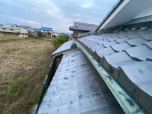 大津市にて雨樋修理〈銅製の雨樋・錆穴による雨漏れ〉 施工前