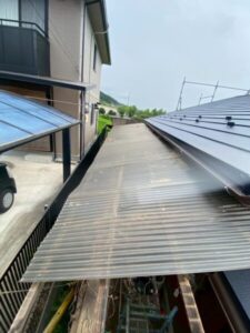 滋賀県大津市にて屋根修理・波板張替え〈ポリカーボネートの張り替え〉 施工前