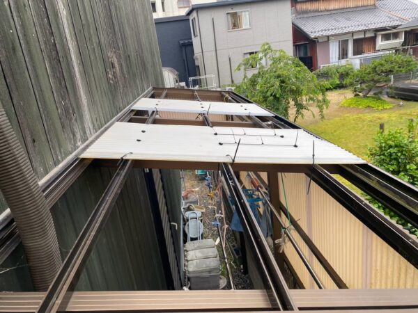 大津市にて屋根修理〈剥がれた物置屋根のポリカ張り替え〉 施工前