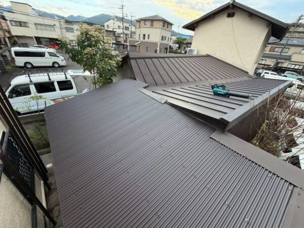大津市にて屋根修理〈倉庫のトタン屋根をガルバリウム波板へ張り替え〉 施工後