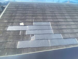 滋賀県大津市にてスレート屋根ひび割れの板金カバー〈天窓の雨漏り〉 施工前